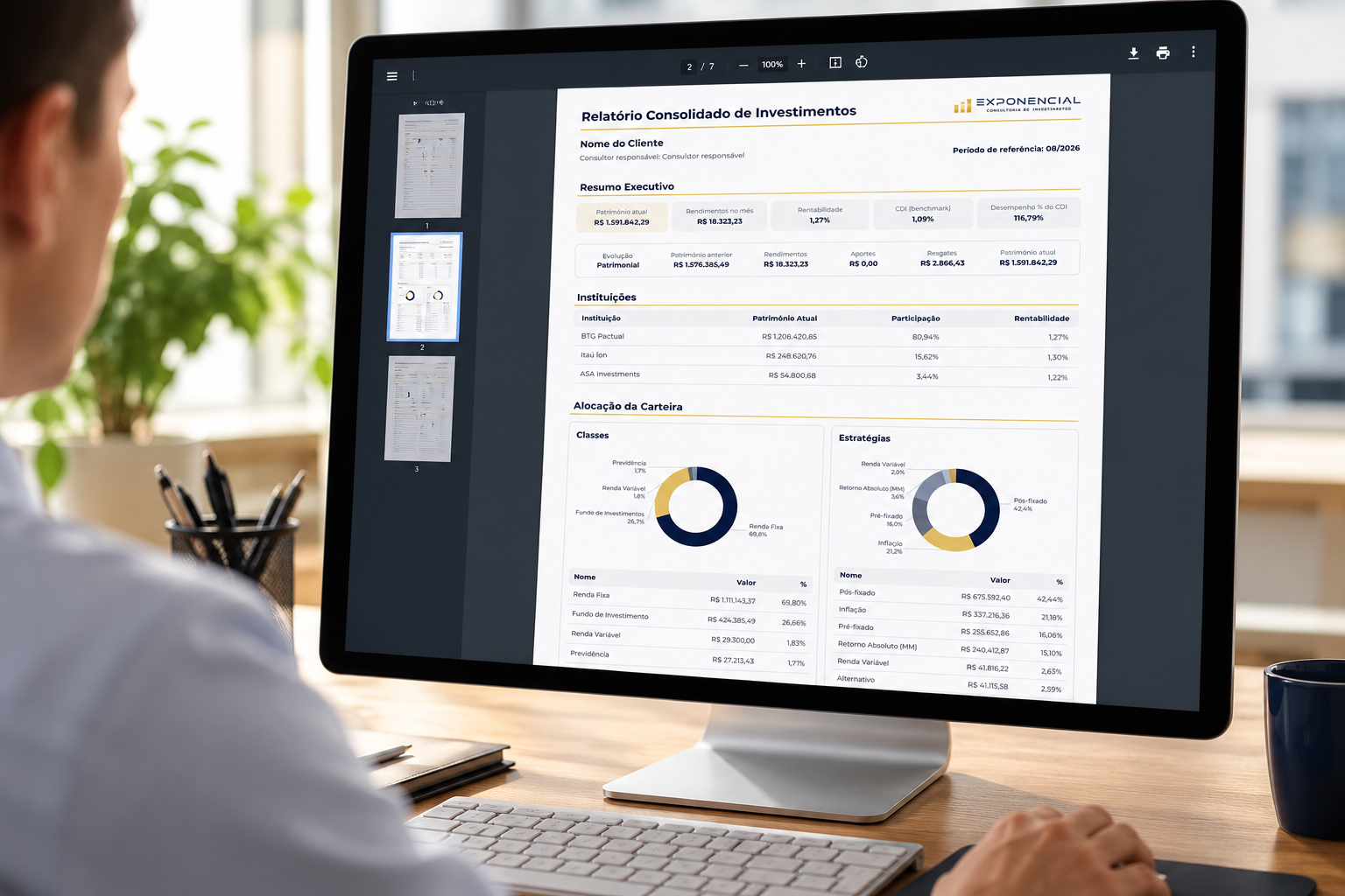 Pessoa analisando no computador o relatório do Consolidador Exponencial, com gráficos de alocação por classes e estratégias